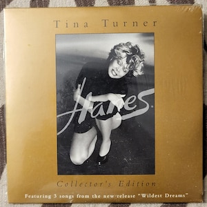 Puede incluir: Un juego de tres tazas de cerámica con un acabado moteado y mate. Las tazas son de color crema, gris claro y gris oscuro. Cada taza tiene un diseño simple y minimalista, ideal para café o té.