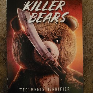 Può includere: Un poster per il film horror "Night of the Killer Bears". Il poster presenta un orsacchiotto marrone che tiene un coltello insanguinato. Il testo "'Ted' meets 'Terrifier'" è in fondo al poster.