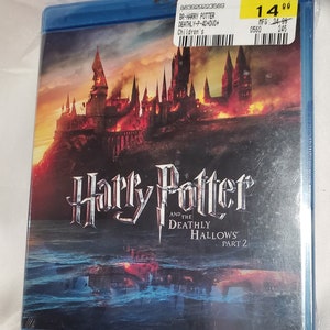 Puede incluir: Una caja de disco Blu-ray con una imagen de fuego del castillo de Hogwarts de la serie de películas de Harry Potter. El título "Harry Potter y las Reliquias de la Muerte - Parte 2" está impreso en la parte delantera de la caja.
