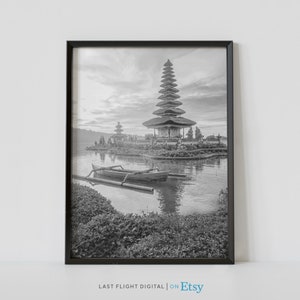 Bali-Poster, Indonesien-Poster, Bali-Wandkunst, Ulundanu-Tempel, Indonesien-Druck, Bali-Druck, Schwarz-Weiß-Fotografie, Asien, Tropisch, Wald
