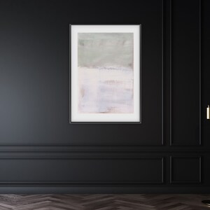 K&ouml;nnte beinhalten: Abstrakter Kunstdruck mit einem Farbschema in Gr&uuml;n, Wei&szlig; und Lila. Der Druck ist in einem schwarzen Rahmen gerahmt und h&auml;ngt an einer schwarzen Wand.