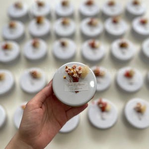 Set di candele per bomboniere personalizzate in cera di soia naturale profumata per gli ospiti, candele in latta con fiori secchi, per addio al nubilato, baby shower e compleanno.