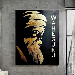 以下が含まれることがあります： 黒いキャンバスに、金色のシルエットで描かれた、ひげを生やしたターバンを巻いた男性の絵。絵の右側には金色の文字で「WAHEGURU」と書かれている。