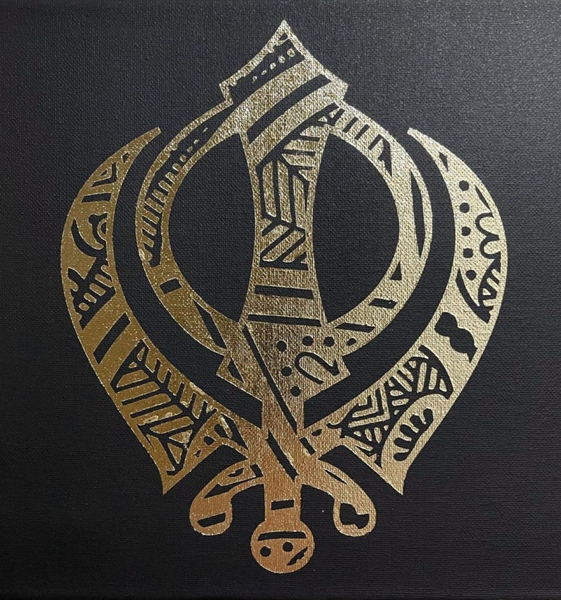Op de afbeelding: Een gouden Khanda, een symbool van het sikhisme, is geschilderd op een zwart canvas. De Khanda is een dubbelzijdig zwaard met een cirkel en twee gebogen zwaarden.