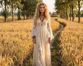 Vestido largo estilo bohemio color crema con encaje, escote en V profundo y mangas acampanadas. Vestido fluido de estilo vintage romántico para festivales de playa.