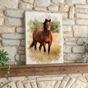 Puede incluir: Impresi&oacute;n en lienzo que presenta una pintura al estilo acuarela de un caballo marr&oacute;n de pie en un campo de hierba alta. El caballo tiene una marca blanca en la frente y una crin y cola oscuras. El fondo incluye tonos verdes y amarillos.