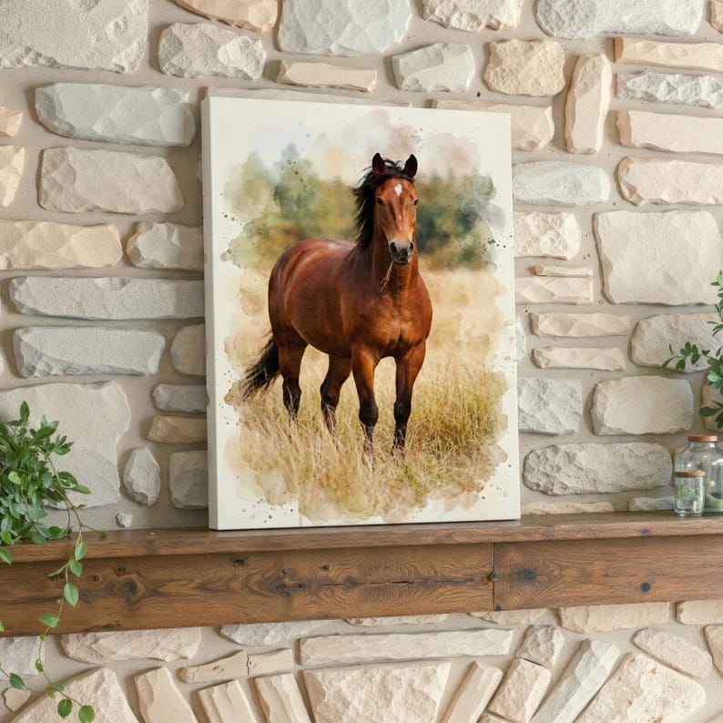 Puede incluir: Impresi&oacute;n en lienzo que presenta una pintura al estilo acuarela de un caballo marr&oacute;n de pie en un campo de hierba alta. El caballo tiene una marca blanca en la frente y una crin y cola oscuras. El fondo incluye tonos verdes y amarillos.