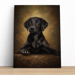 Może przedstawiać: Oprawiony wydruk na pł&oacute;tnie przedstawiający czarnego psa rasy Labrador Retriever. Pies jest przedstawiony w stylu portretowym, z ciemną sierścią i uważnym wyrazem twarzy. Tło ma ciepły, złoto-brązowy odcień, podkreślający cechy psa.