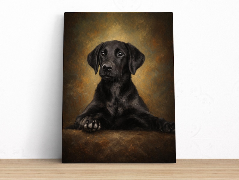 Może przedstawiać: Oprawiony wydruk na pł&oacute;tnie przedstawiający czarnego psa rasy Labrador Retriever. Pies jest przedstawiony w stylu portretowym, z ciemną sierścią i uważnym wyrazem twarzy. Tło ma ciepły, złoto-brązowy odcień, podkreślający cechy psa.