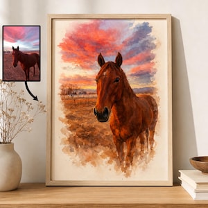 Puede incluir: Pintura a la acuarela de un caballo marr&oacute;n de pie en un campo bajo una vibrante puesta de sol. La obra de arte est&aacute; enmarcada en un marco de madera clara. El cielo est&aacute; lleno de tonos de rojo, naranja y morado.