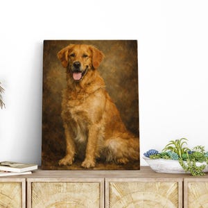 Może przedstawiać: Oprawiony wydruk na pł&oacute;tnie przedstawiający psa Golden Retriever. Pies siedzi z wystawionym językiem na ciepłym, teksturowanym tle. Grafika jest eksponowana na drewnianej szafce z dekoracyjnymi detalami.