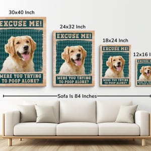 K&ouml;nnte beinhalten: Vier gerahmte Kunstdrucke mit einem Golden Retriever. Jeder Druck tr&auml;gt den Text "EXCUSE ME! WERE YOU TRYING TO POOP ALONE?" Der gr&ouml;&szlig;te Druck misst 76x102 cm, der kleinste 30x41 cm. Wanddekoration.