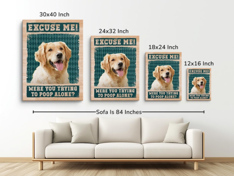 K&ouml;nnte beinhalten: Vier gerahmte Kunstdrucke mit einem Golden Retriever. Jeder Druck tr&auml;gt den Text "EXCUSE ME! WERE YOU TRYING TO POOP ALONE?" Der gr&ouml;&szlig;te Druck misst 76x102 cm, der kleinste 30x41 cm. Wanddekoration.