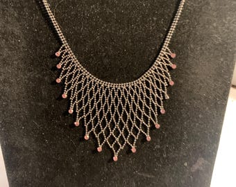 Versilberte Bib Halskette mit Baumelnden Rosa Steinen