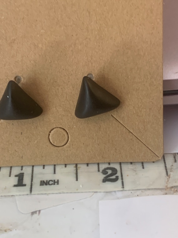 BLACK STUD TRiANGLE EARRINGS - image 3