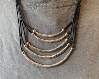 Collar de piel sintética con 5 capas de plata curvas de Chico's