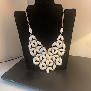 COLLAR LLAMADO BABERO FLORAL BLANCO