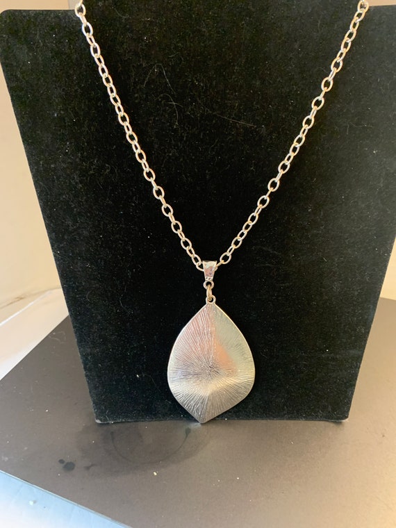 SILVERTONE SHELL PENDANT - image 2
