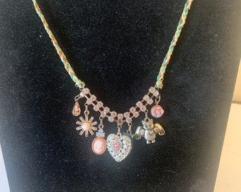 Collar con dije de cordón de Betsey Johnson