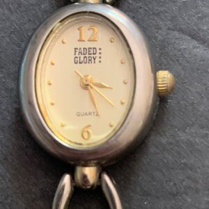 Glory quartz top watch price