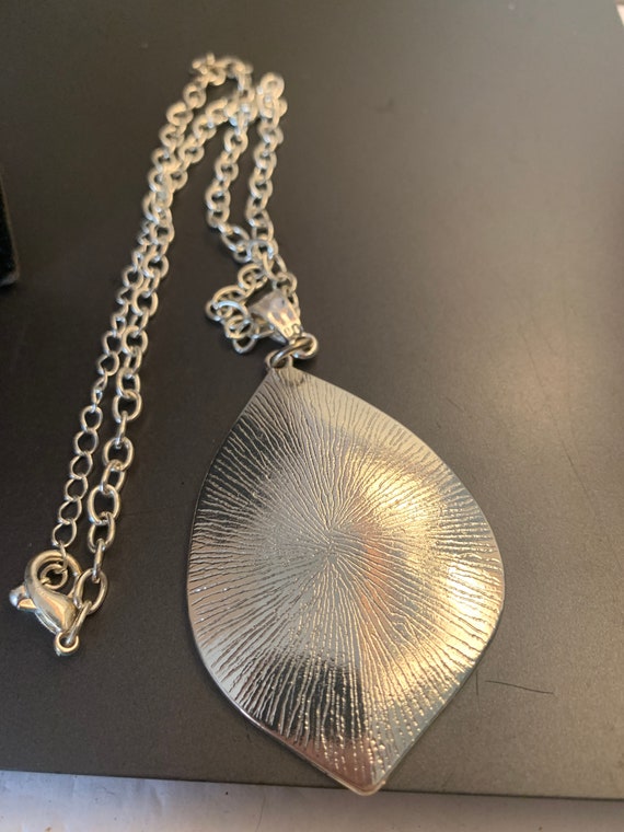 SILVERTONE SHELL PENDANT - image 6