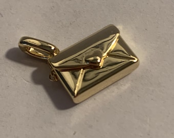 Colgante con carta de amor y sobre de oro de 3 gramos