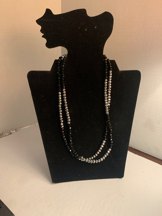 BLACKWHITE LONGFLAPPER NECKLACE - image 3