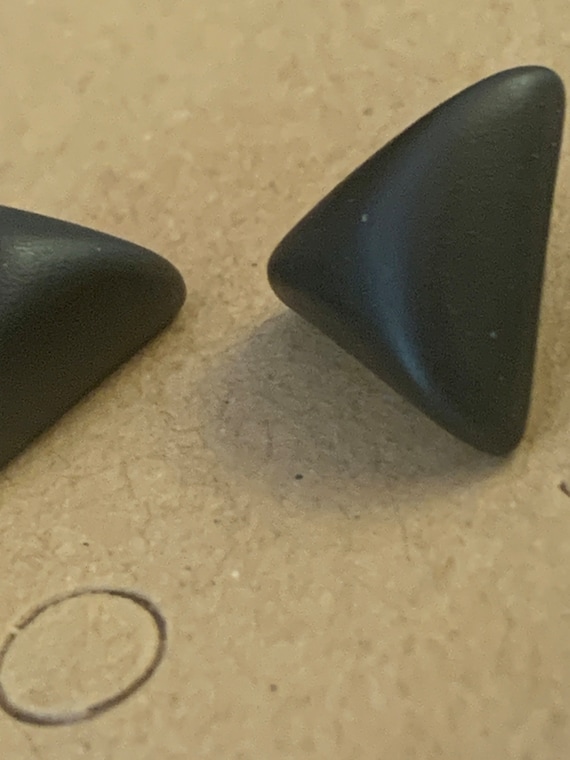 BLACK STUD TRiANGLE EARRINGS - image 4
