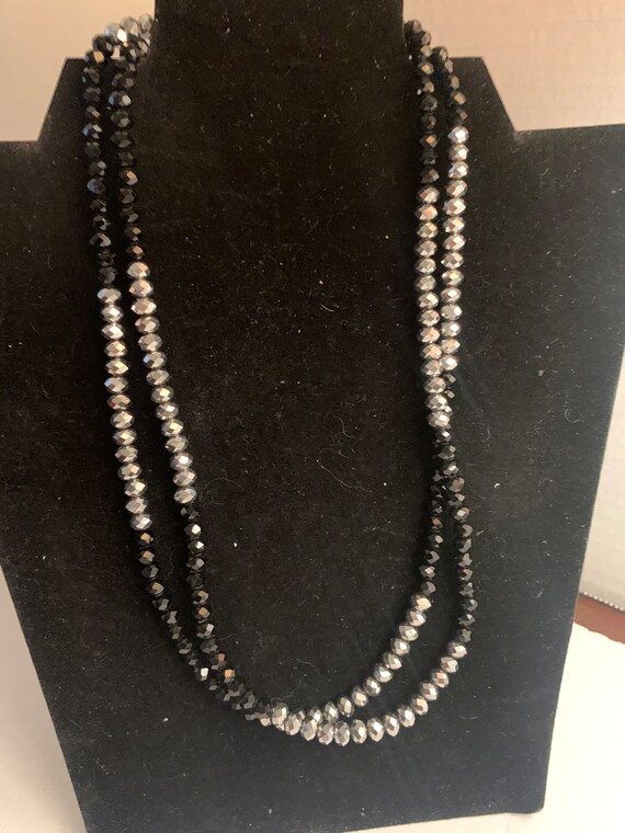 BLACKWHITE LONGFLAPPER NECKLACE - image 4