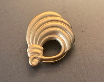Goldtone Ribbed Swirl Scarf Clip
