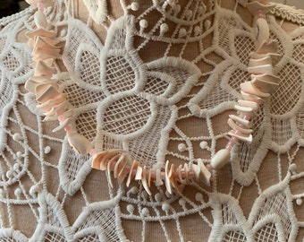 COLLAR DE CONCHAS MARINAS ROSAS