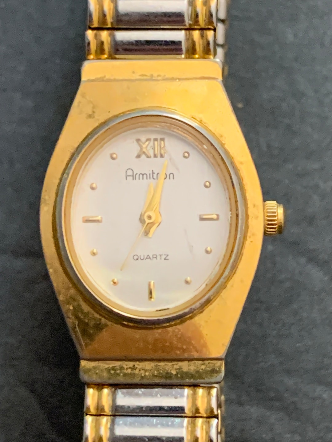 Reloj Armitron Quartz Gold Tone, buena España