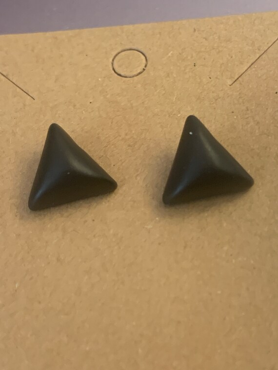 BLACK STUD TRiANGLE EARRINGS - image 1