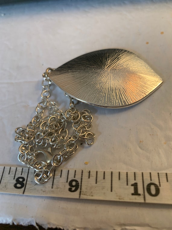SILVERTONE SHELL PENDANT - image 4