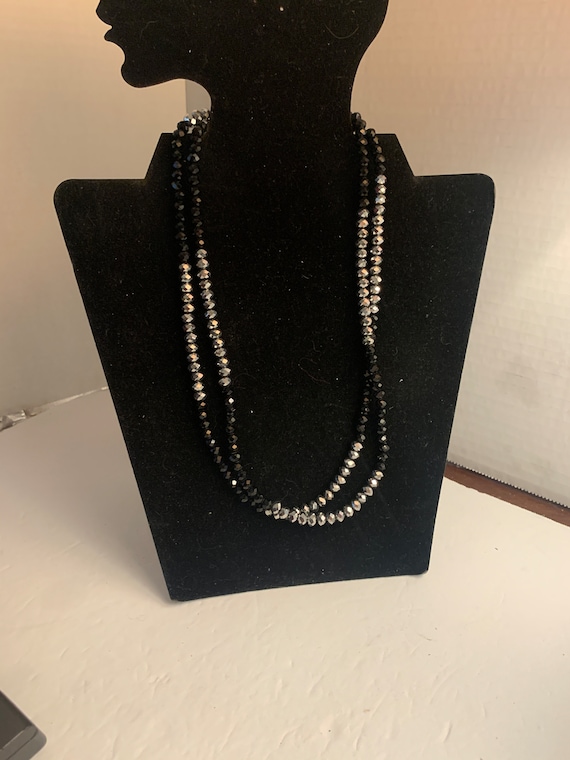 BLACKWHITE LONGFLAPPER NECKLACE - image 1