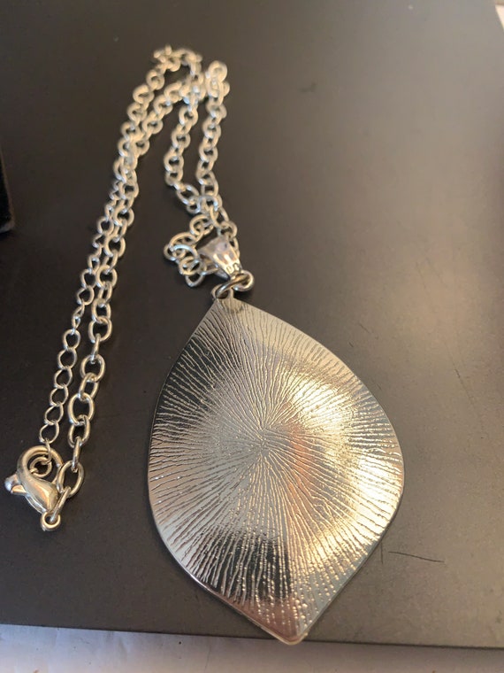 SILVERTONE SHELL PENDANT - image 5