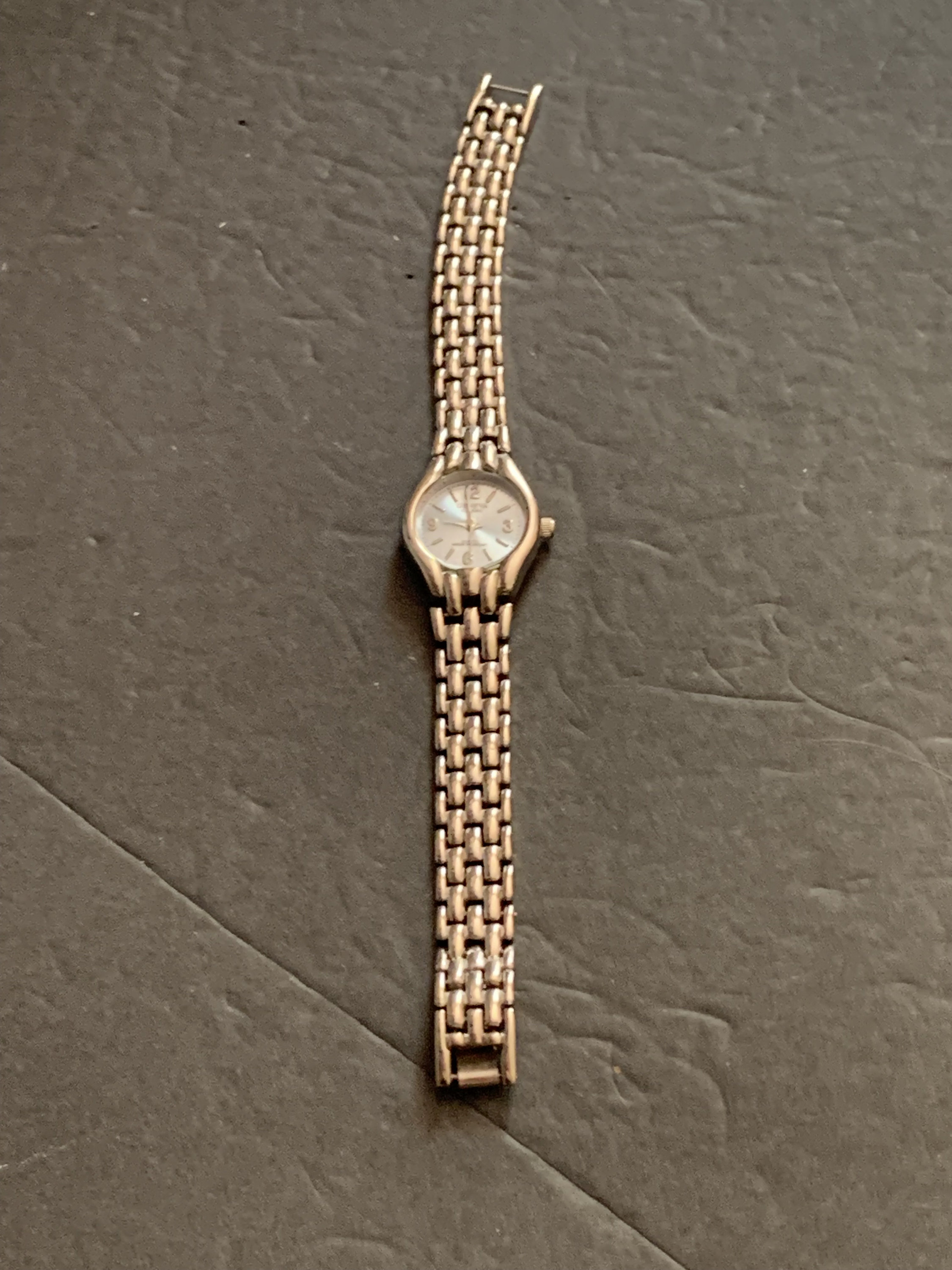 Geneva Classic Water Resistant Silver Tone Watch NEW BATTERY  display picture 3