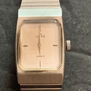 Reloj para dama Lorus en tono dorado NECESITA PILA