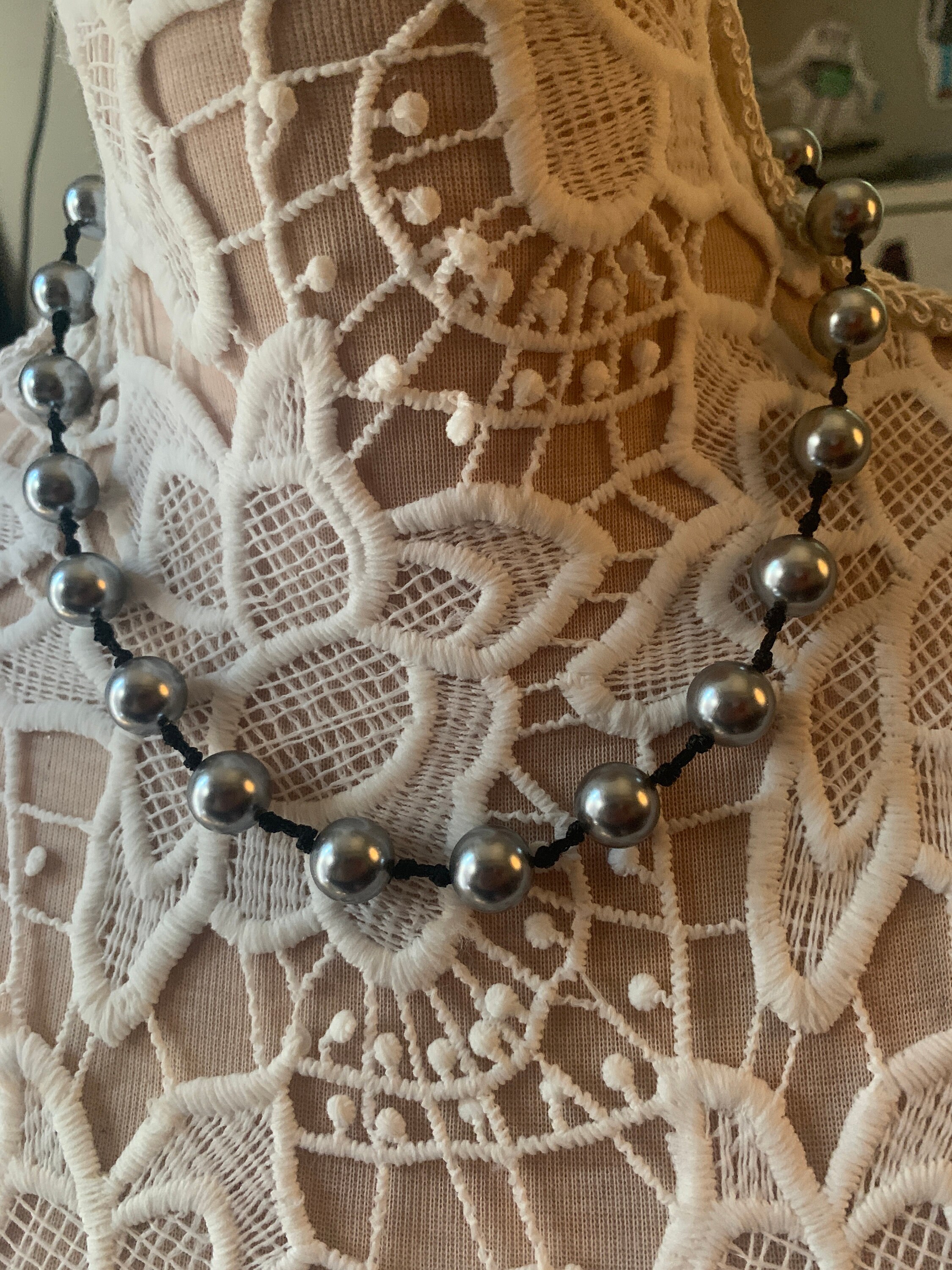 ドミニク・コーエンによるガンメタルカラーのビーズネックレス - Etsy 日本