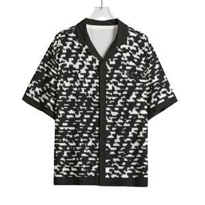 Peut inclure: Chemise à manches courtes avec un motif pixélisé noir et blanc. La chemise a un col et une bordure noirs, avec les lettres "B.S.C." brodées sur la poitrine.