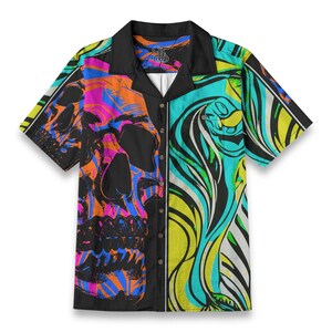 Könnte beinhalten: Kurzärmeliges Hemd mit auffälligem geteiltem Design. Eine Seite zeigt eine farbenfrohe Totenkopf-Grafik in Pink, Orange und Blau. Die andere Seite hat ein wirbelndes abstraktes Muster in Türkis, Gelb und Schwarz. Das Hemd hat einen schwarzen Kragen.