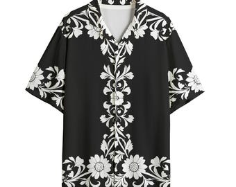 Peut inclure: Chemise noire à manches courtes avec un motif floral blanc. La chemise a un col en V et un motif floral blanc qui descend le centre et le long des bords. La chemise est suspendue à un cintre blanc.