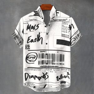 Puede incluir: Camisa blanca de manga corta con estampado de estilo periódico. La camisa presenta texto y gráficos en negro, incluyendo las palabras "Mars", "Earth" y "Diamonds". Tiene una botonadura y cuello.