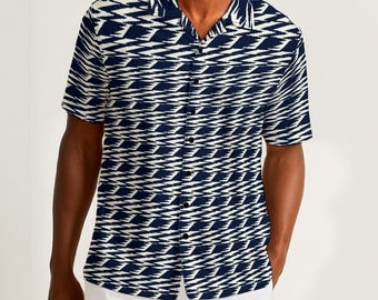 Può includere: Camicia blu navy a maniche corte con un motivo geometrico bianco. La camicia button-down ha un colletto classico ed è abbinata a pantaloni bianchi. Il design della camicia presenta un motivo ripetuto di linee orizzontali.