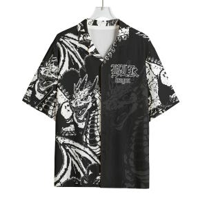 Può includere: Camicia nera e bianca a maniche corte con un disegno di drago. La camicia presenta un design diviso, con una grafica di drago su un lato e la scritta "BLK Dragon" sull'altro. Ha un colletto a V.