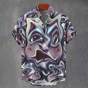 Puede incluir: Una camisa de manga corta con botones y un estampado psicodélico de caras giratorias en tonos azules, morados y rosas.