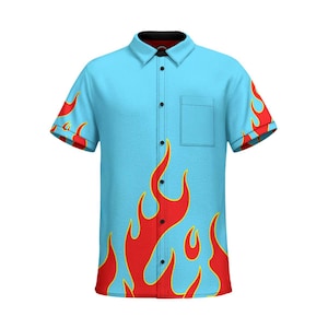 Puede incluir: Una camisa de botones de manga corta azul claro con un diseño de llamas rojas y amarillas.
