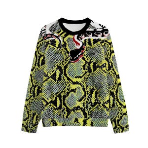 Könnte beinhalten: Ein langärmeliges Sweatshirt mit einem lebendigen Schlangenhautmuster in Gelb, Schwarz und Grau auf dem gesamten Kleidungsstück. Eine stilisierte Schlangengrafik in Schwarz, Weiß und Rot befindet sich im oberen Brust- und Schulterbereich.