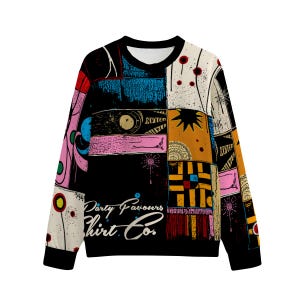 Könnte beinhalten: Schwarzer Langarm-Pullover mit einem bunten Patchwork-Muster. Das Design zeigt geometrische Formen, Kreise und abstrakte Muster in den Farben Rosa, Gelb, Blau, Rot und Grün. Der Text "Party Favours Shirt Co." ist auf der Vorderseite des Pullovers aufgedruckt.