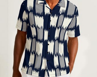 Può includere: Camicia a maniche corte con un motivo astratto verticale in blu navy, grigio e bianco sporco. La camicia ha un colletto classico e bottoni neri. La camicia è abbinata a pantaloni bianchi.